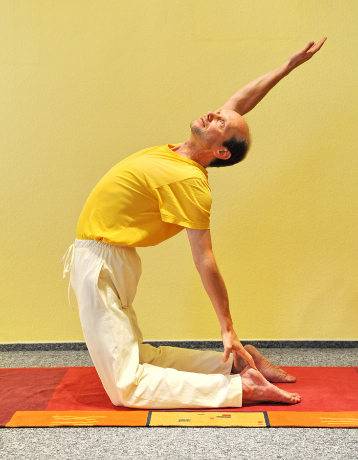 kamel-3-s Yoga-Pose des Kamels